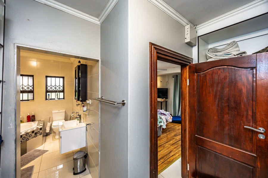 To Let 5 Bedroom Property for Rent in Cove Rock Eastern Cape